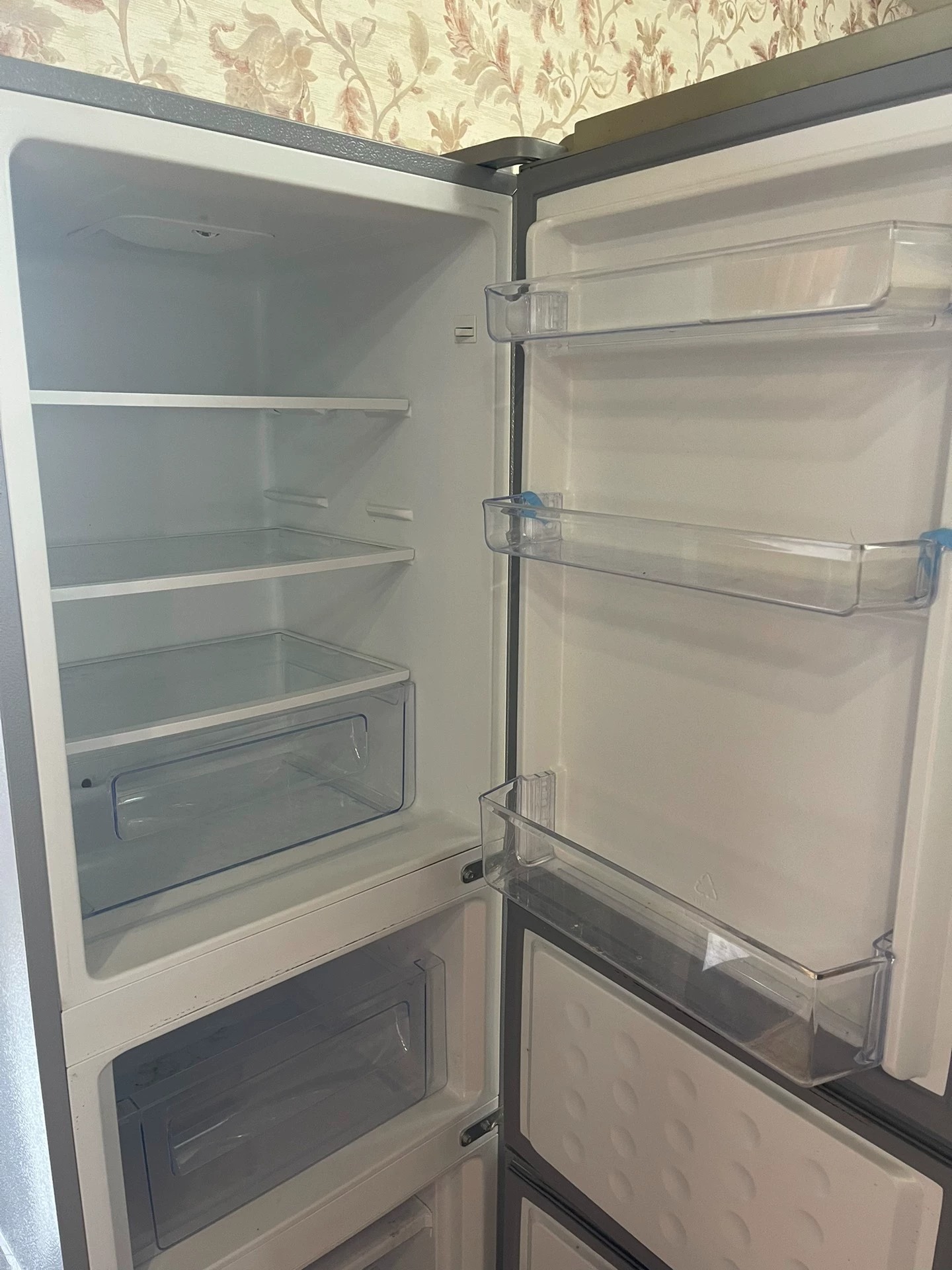 tcl200l3-c三开门冰箱 家里还有一个双开门,主要用那个,这个一直用不太到,出了藤地方,都是好的没有任何问题没有维修过也没有磕碰,内里干净无异味!个人闲置 tcl200l3-c三开门冰箱 家里还有一个双开门,主要用那个,这个一直用不太到,出了藤地方,都是好的没有任何问题没有维修过也没有磕碰,内里干净无异味!个人闲置